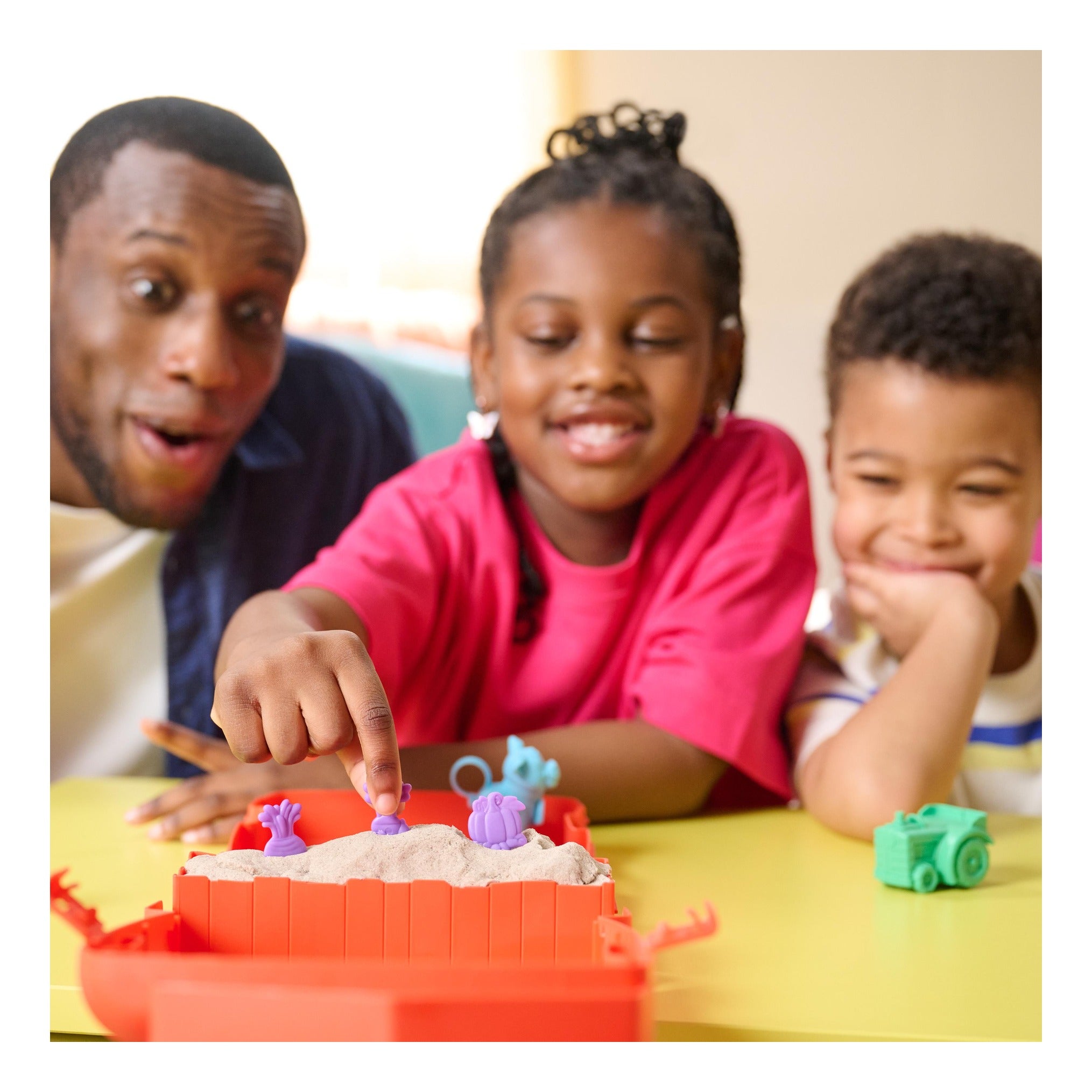 Kinetic Sand Sandy Farm Set with 340g Sand and 6 Tools