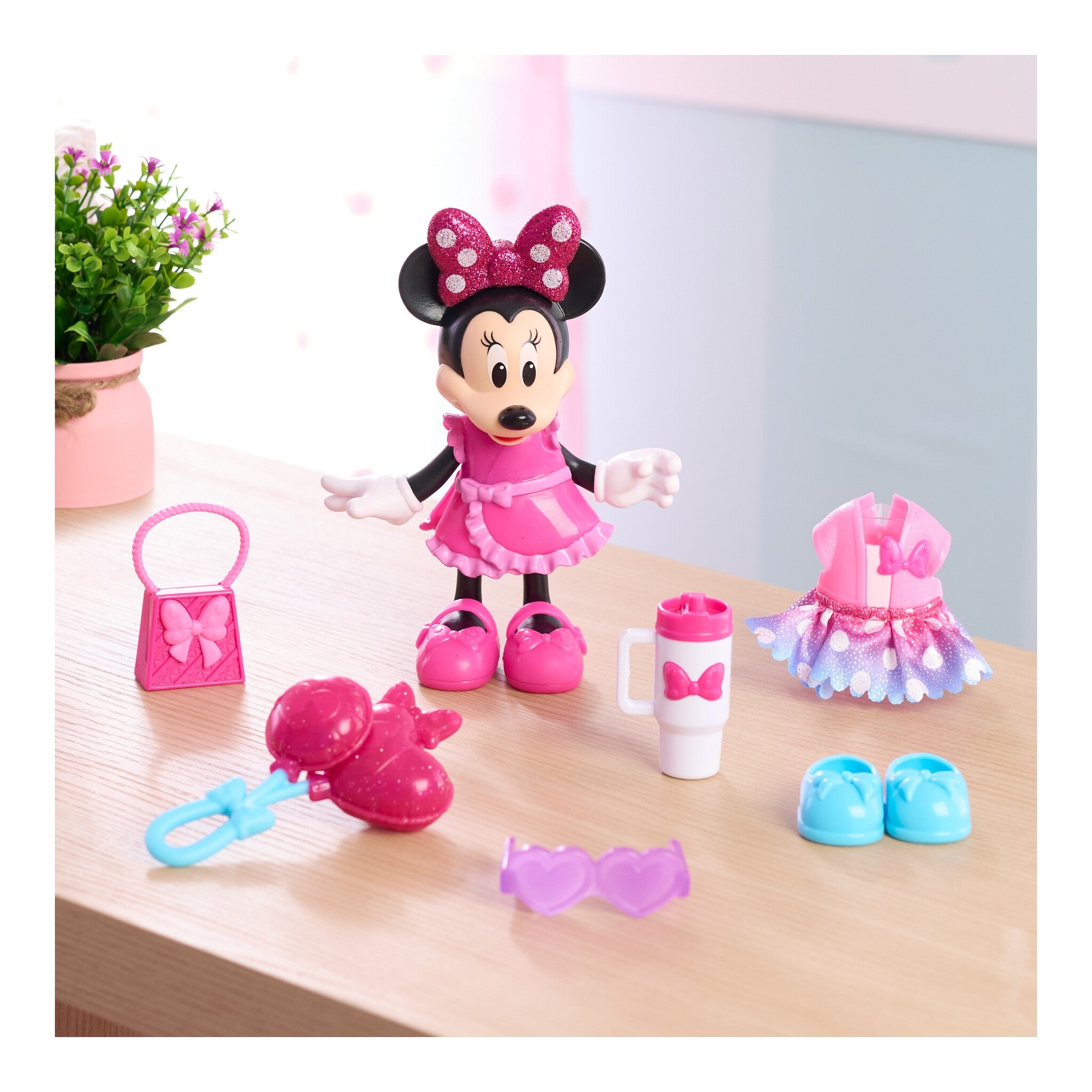 Disney Junior Minnie Mouse Fabulous Fashion Doll with 2 Outfits