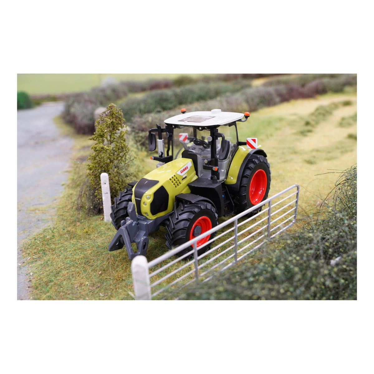 Britains CLAAS Arion 660 Tractor 1:32 Scale
