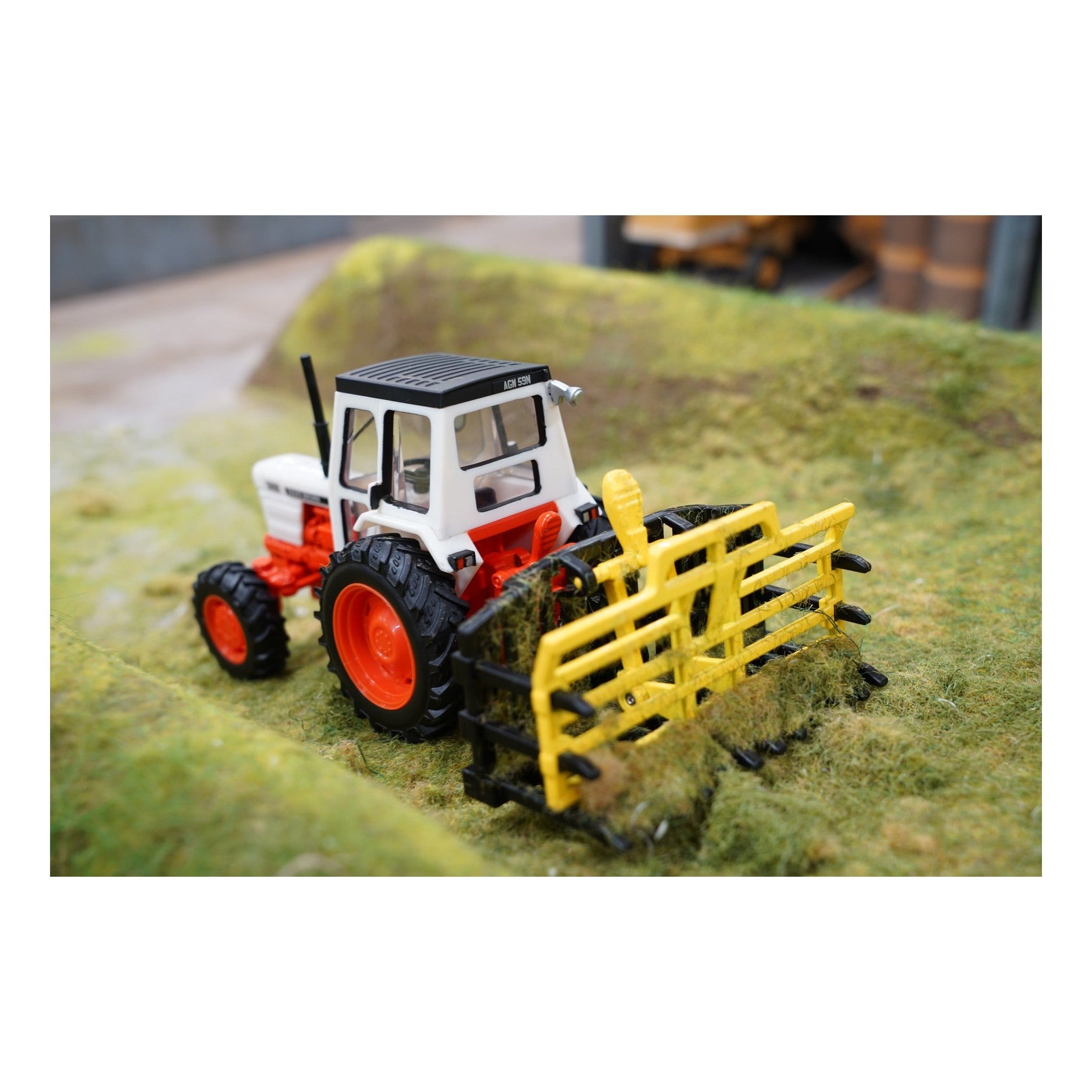 Britains David Brown 1410 4WD Tractor Model 1:32 Scale