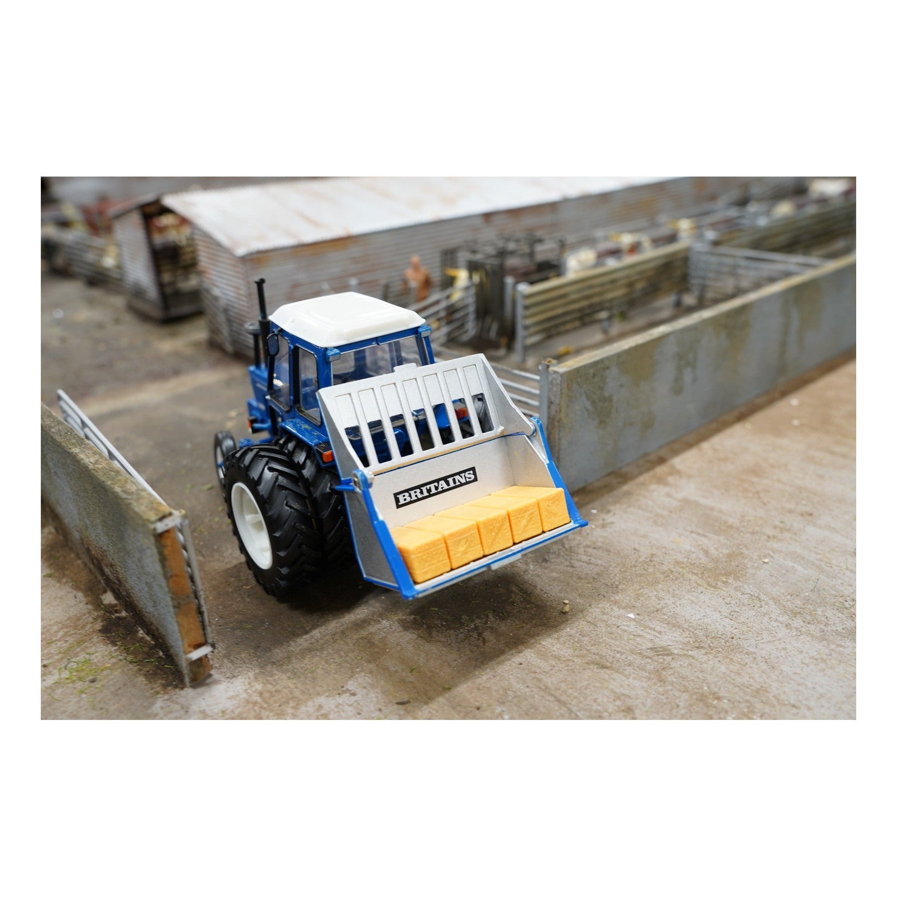Britains 1:32 Link Box with 5 Haylage Bales