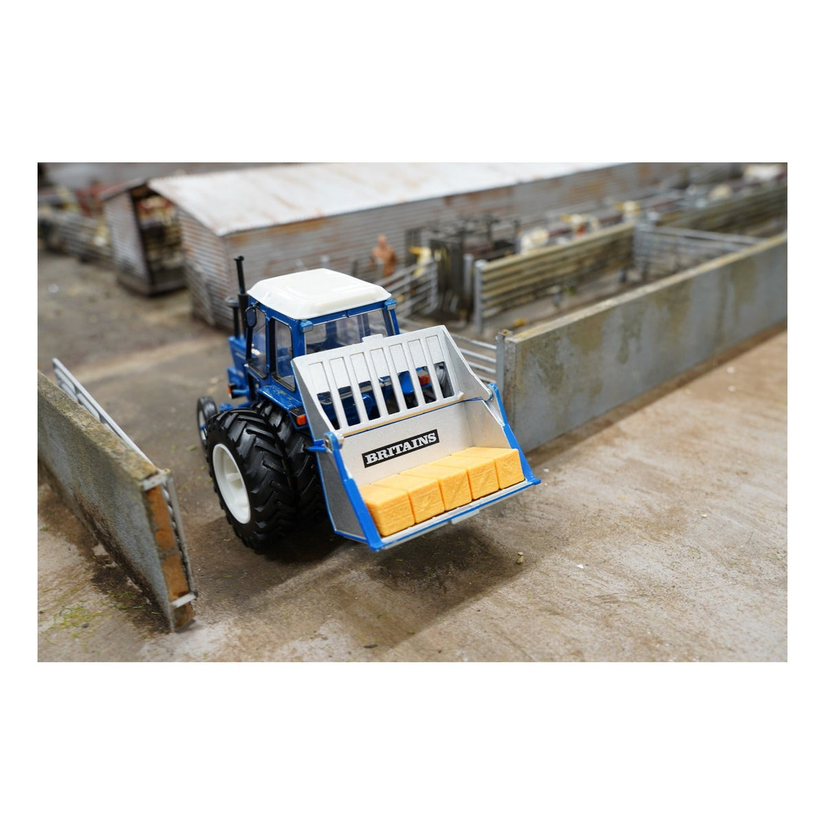Britains 1:32 Link Box with 5 Haylage Bales