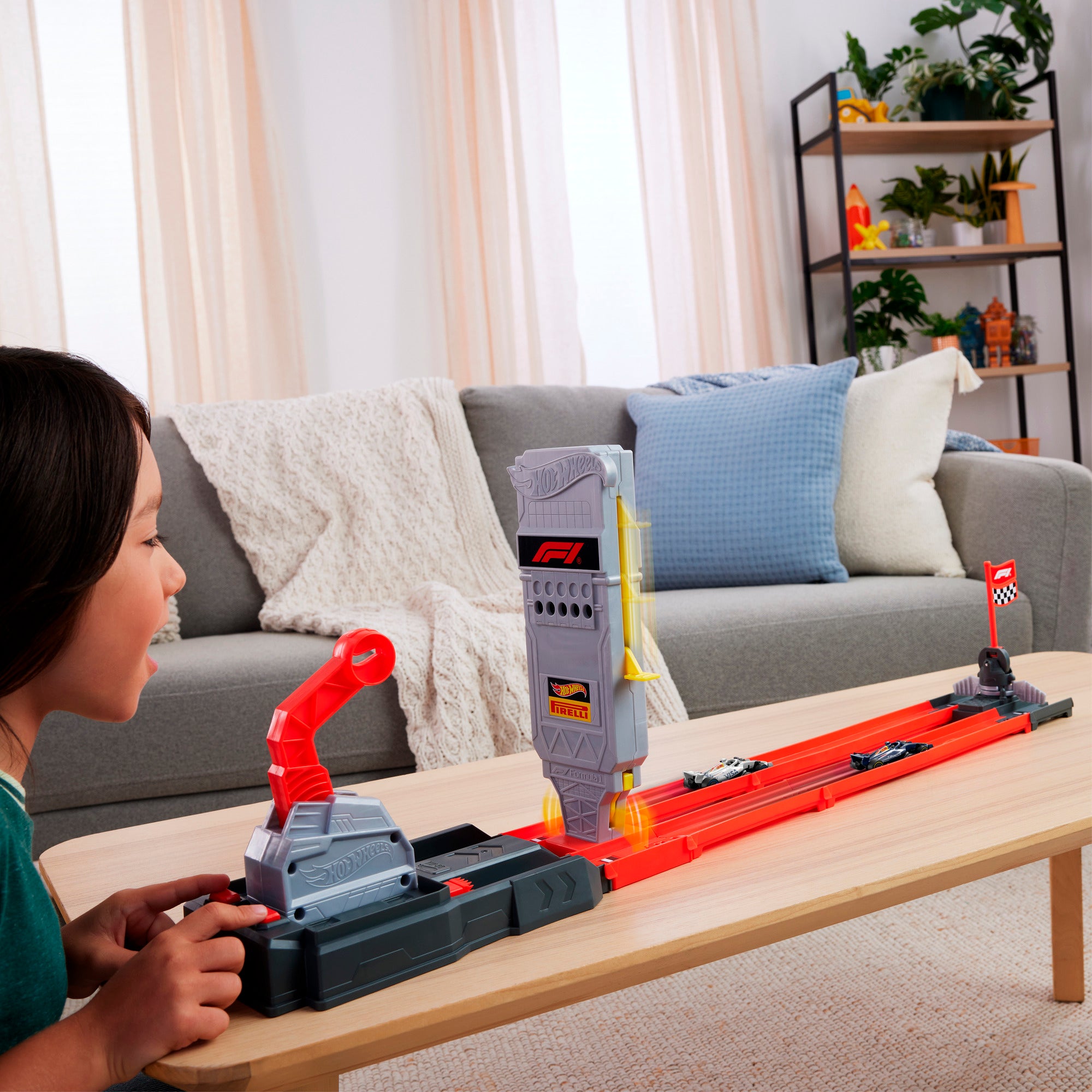 Hot Wheels Racing Formula 1 Grid Start Track Set with 2 Cars