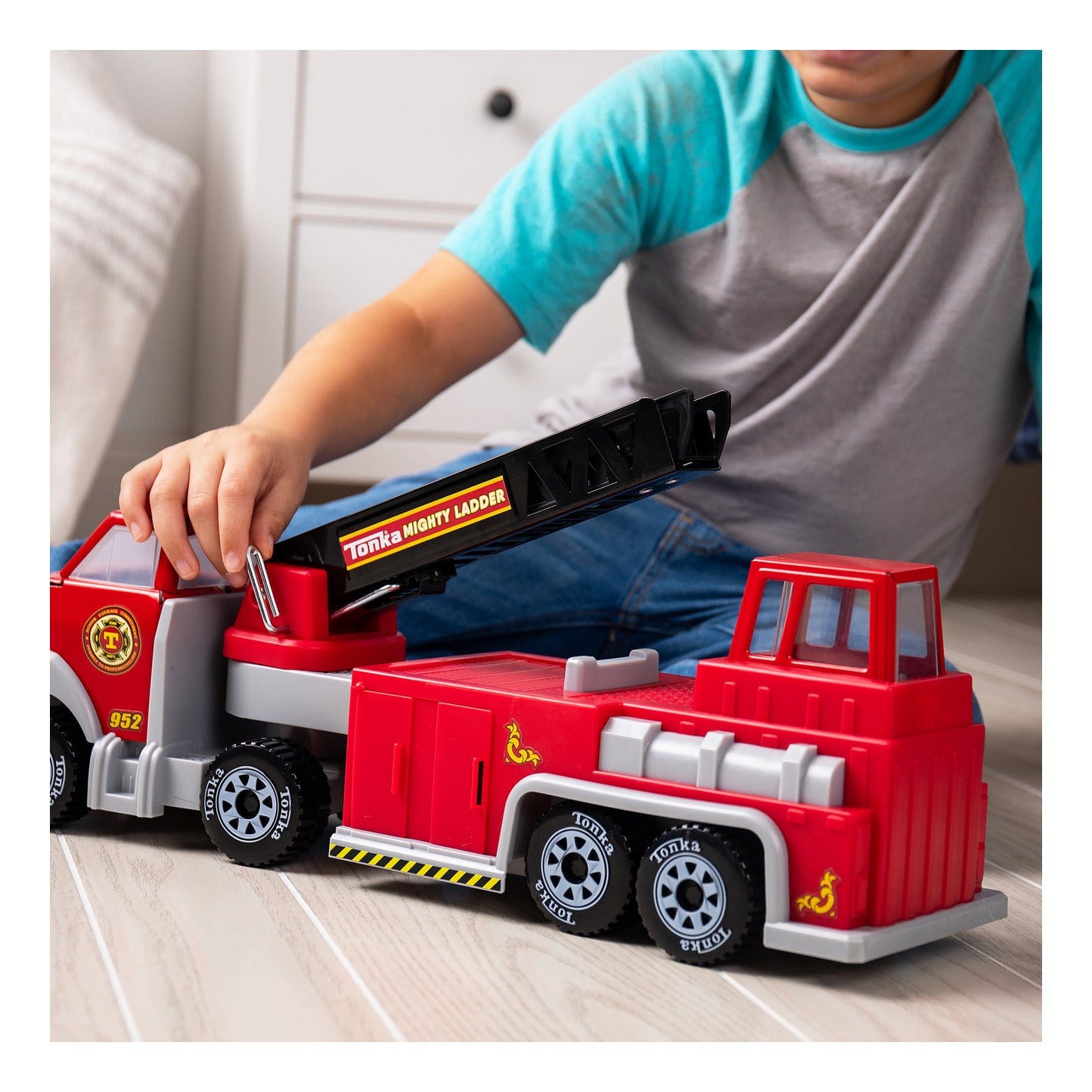 Tonka Steel Classics Hook and Ladder Fire Truck 885561062243