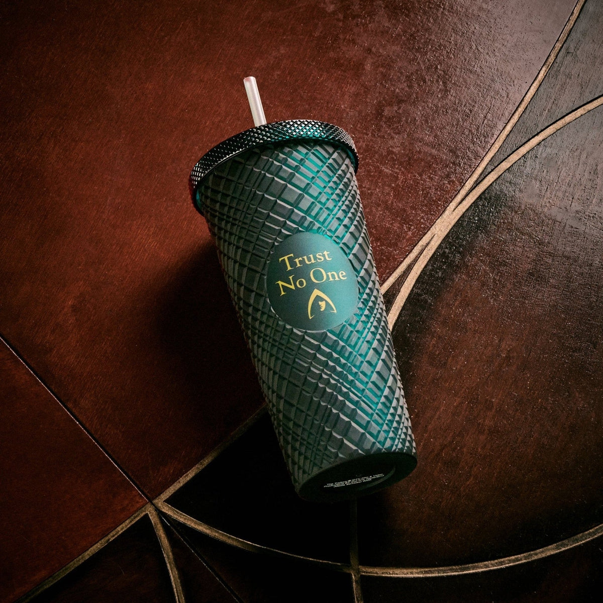 The Traitors Trust No One 700ml Beaker with Straw