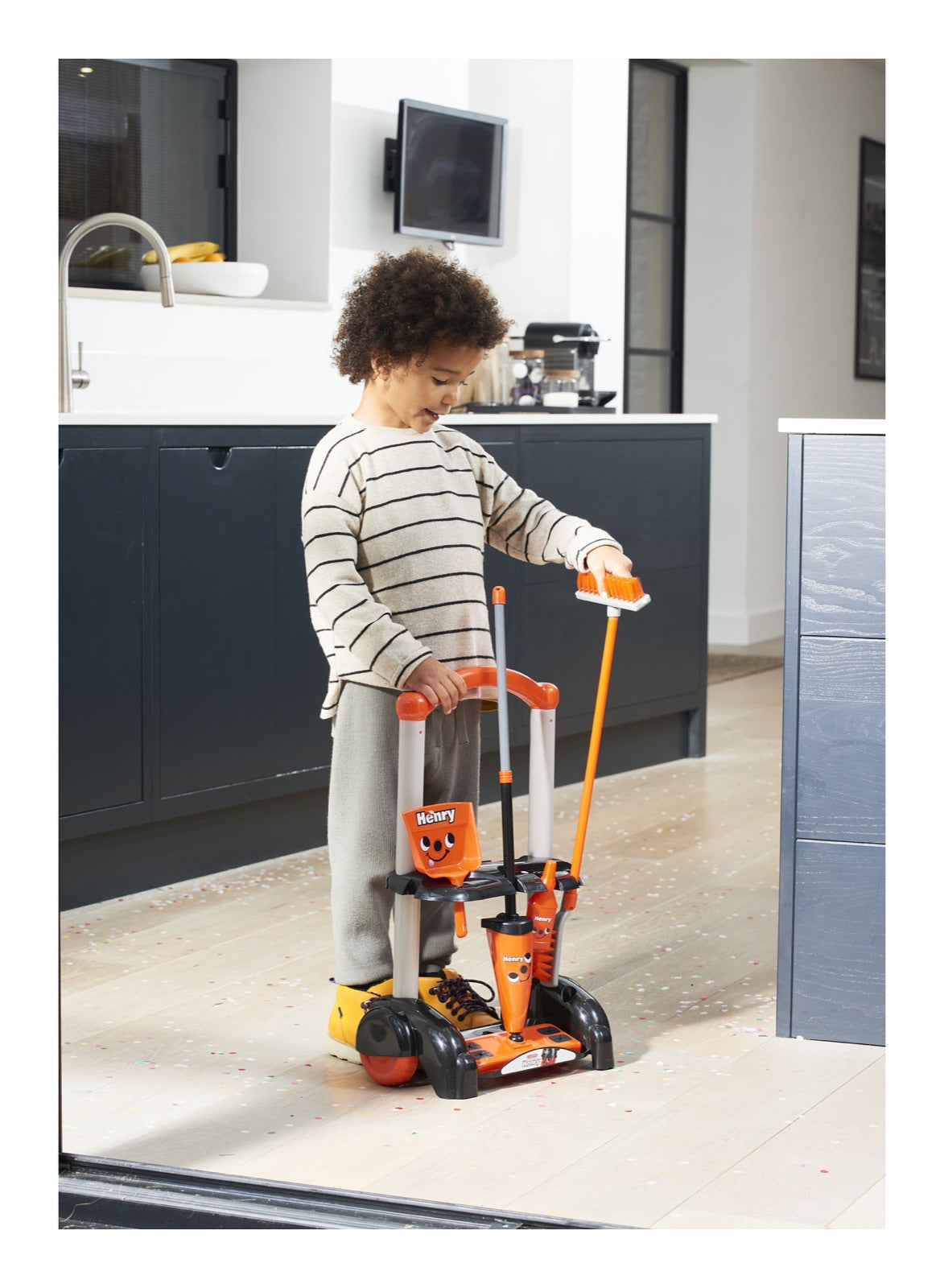 Casdon Henry Cleaning Trolley Pretend Play Set – 143%2063060%20(4)