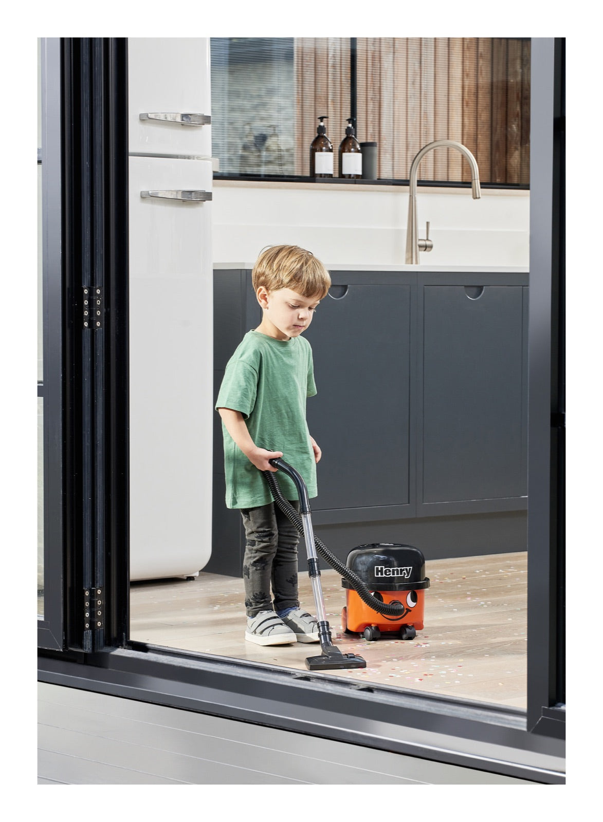 Casdon Henry Toy Vacuum Cleaner with Working Suction – 143%2072860%20(5)