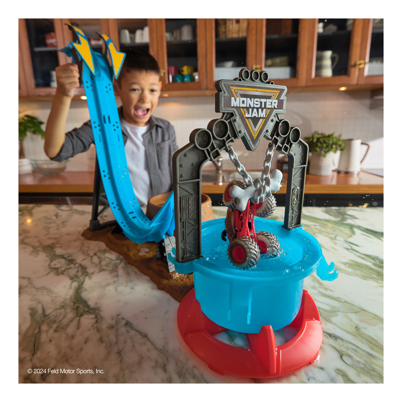 Monster Jam Mud Blasters 1:64 Dunk Tank Playset with Monster Mutt Dalmatian