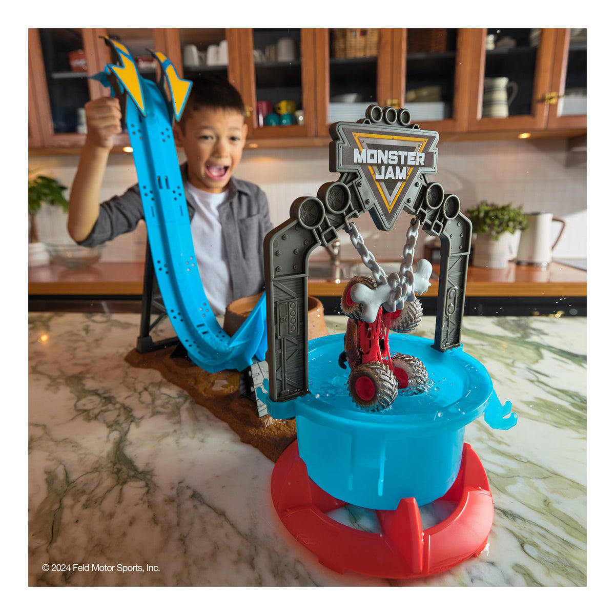 Monster Jam Mud Blasters 1:64 Dunk Tank Playset with Monster Mutt Dalmatian
