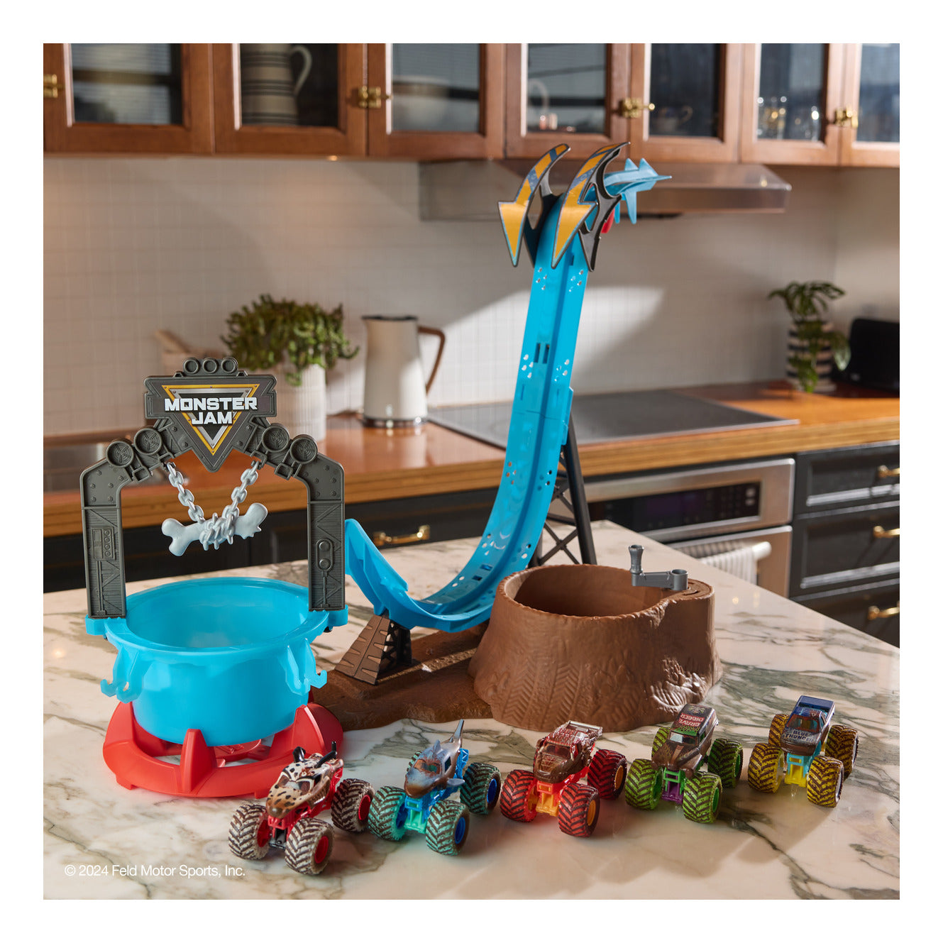 Monster Jam Mud Blasters 1:64 Dunk Tank Playset with Monster Mutt Dalmatian