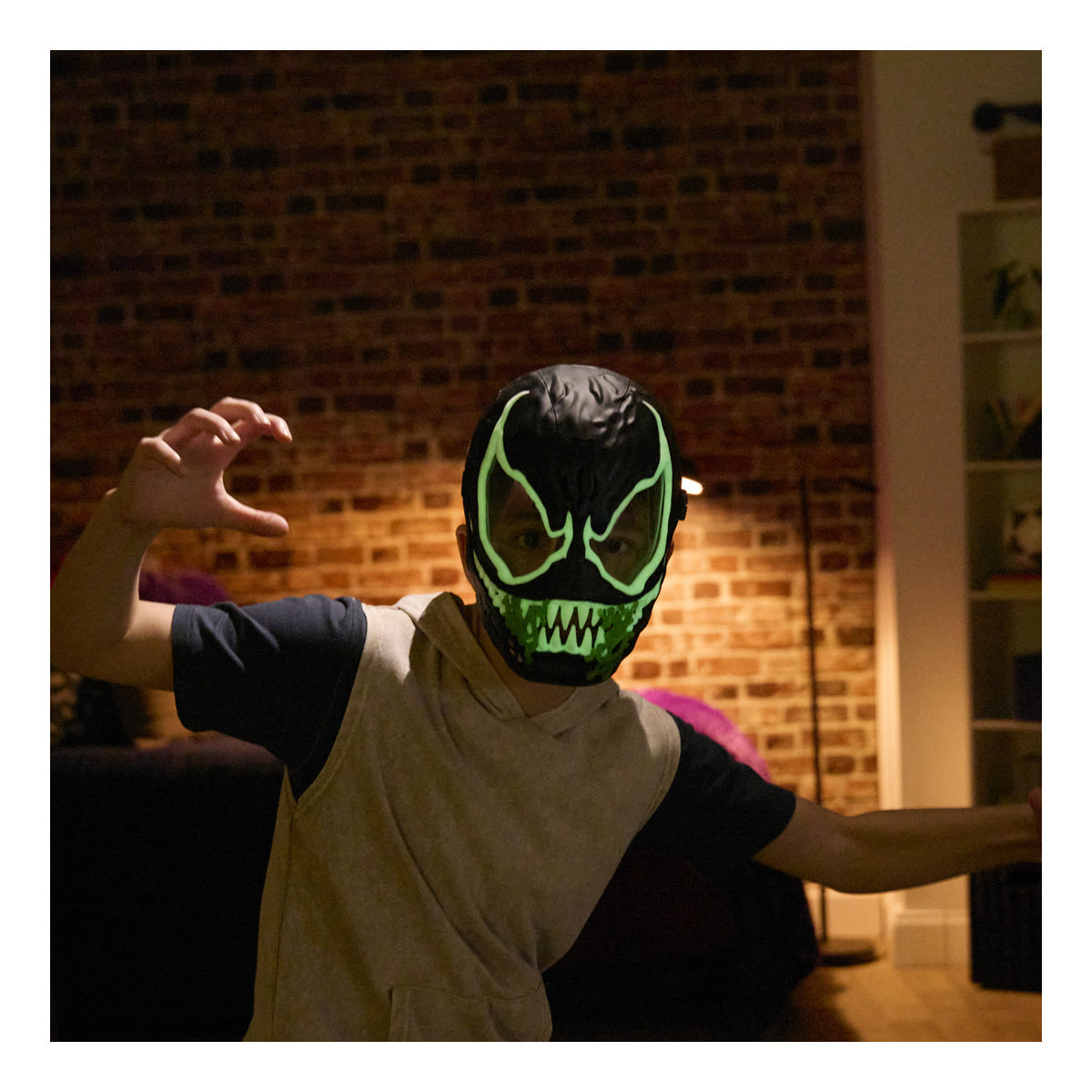 ** Spiderman Venom Feature Mask