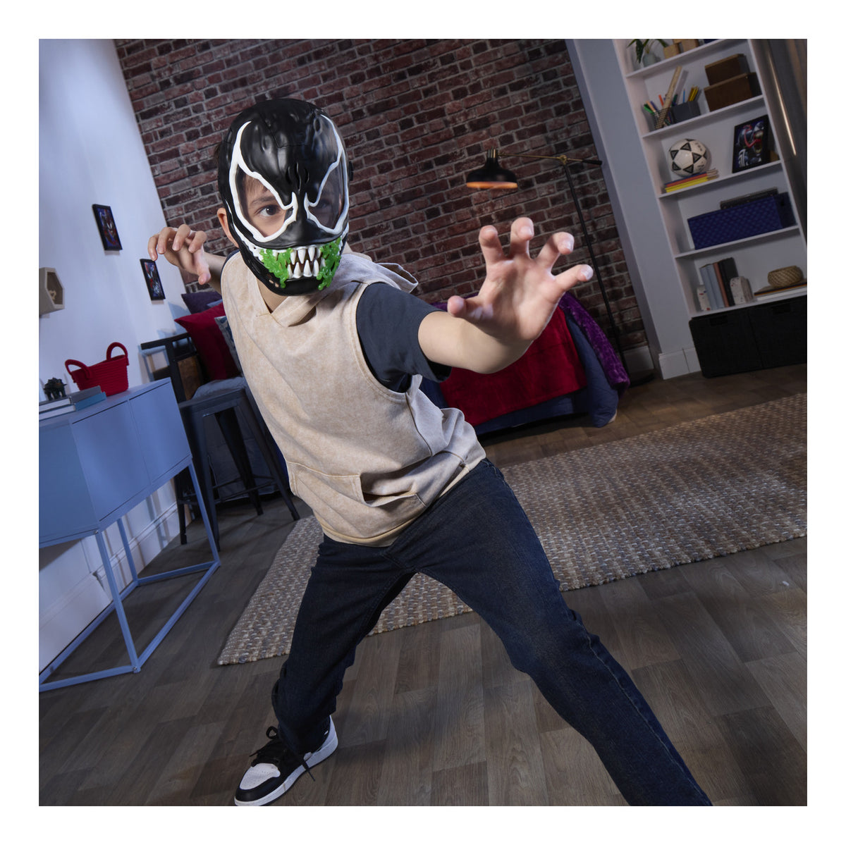 ** Spiderman Venom Feature Mask