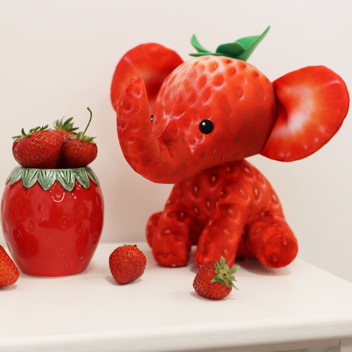 ** Foodibles S1 Lrg Plushies Strawberry Elephant