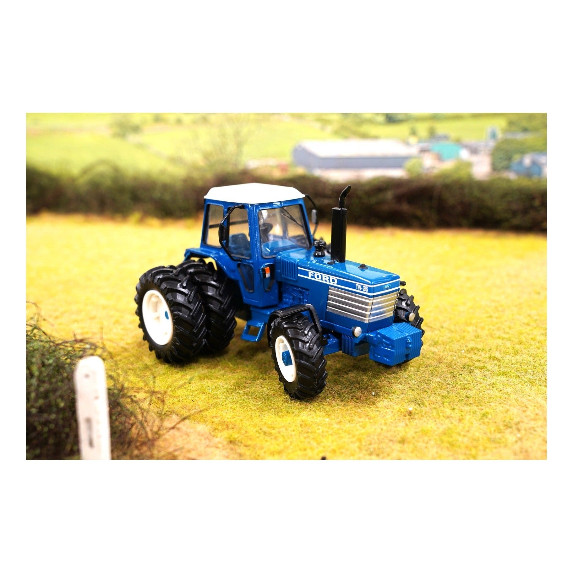 Britains Ford TW35 Tractor with Dual Rear Wheels 1:32