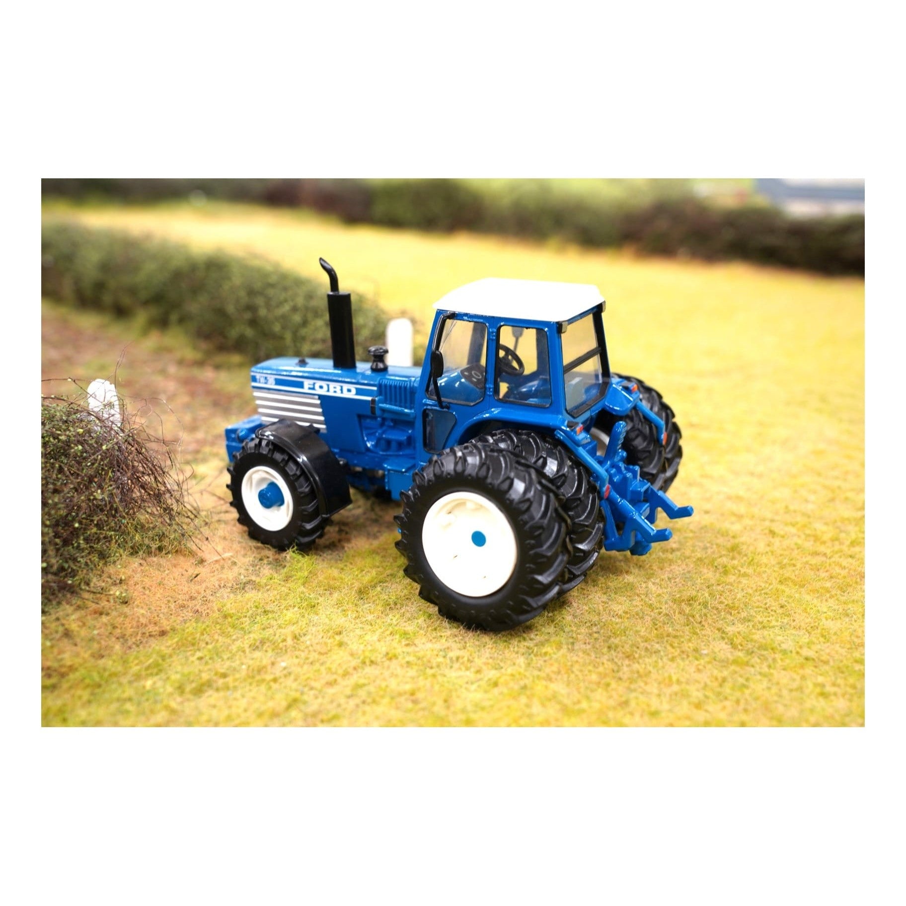 Britains Ford TW35 Tractor with Dual Rear Wheels 1:32