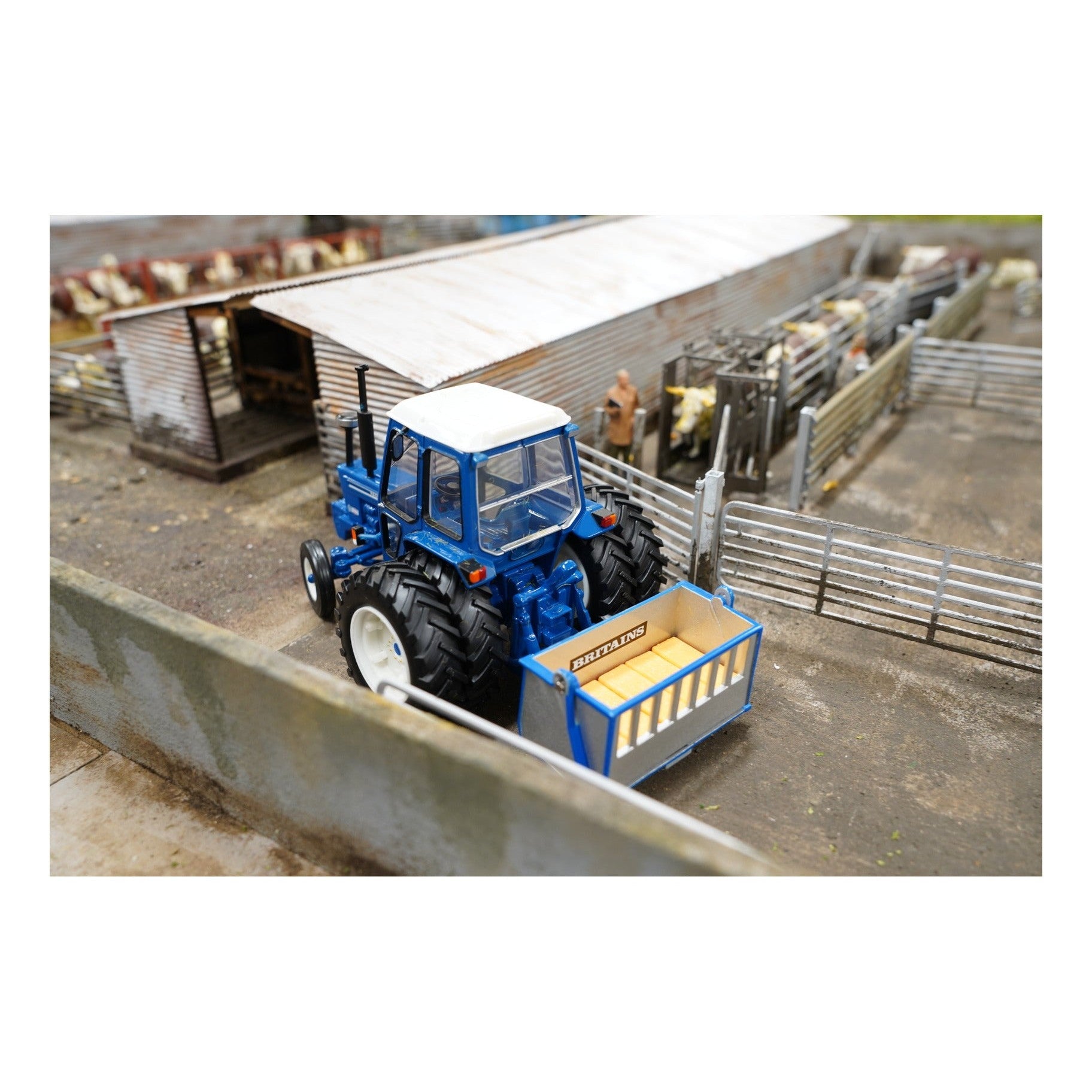 Britains 1:32 Link Box with 5 Haylage Bales