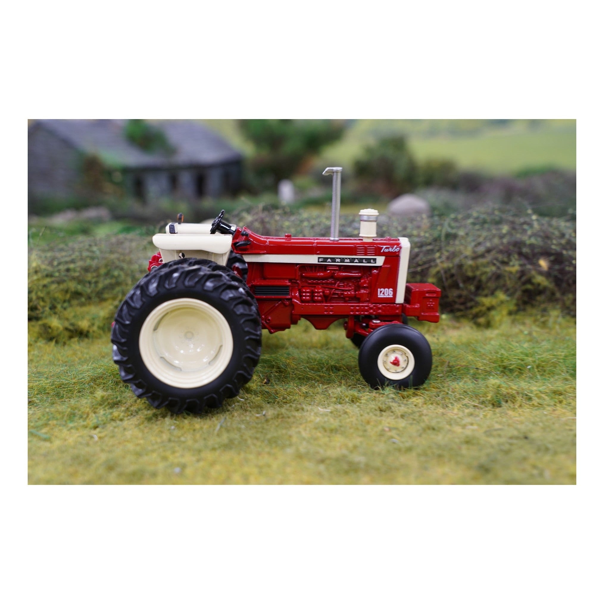 Britains Case IH Farmall 1206 Tractor 1:32 Scale