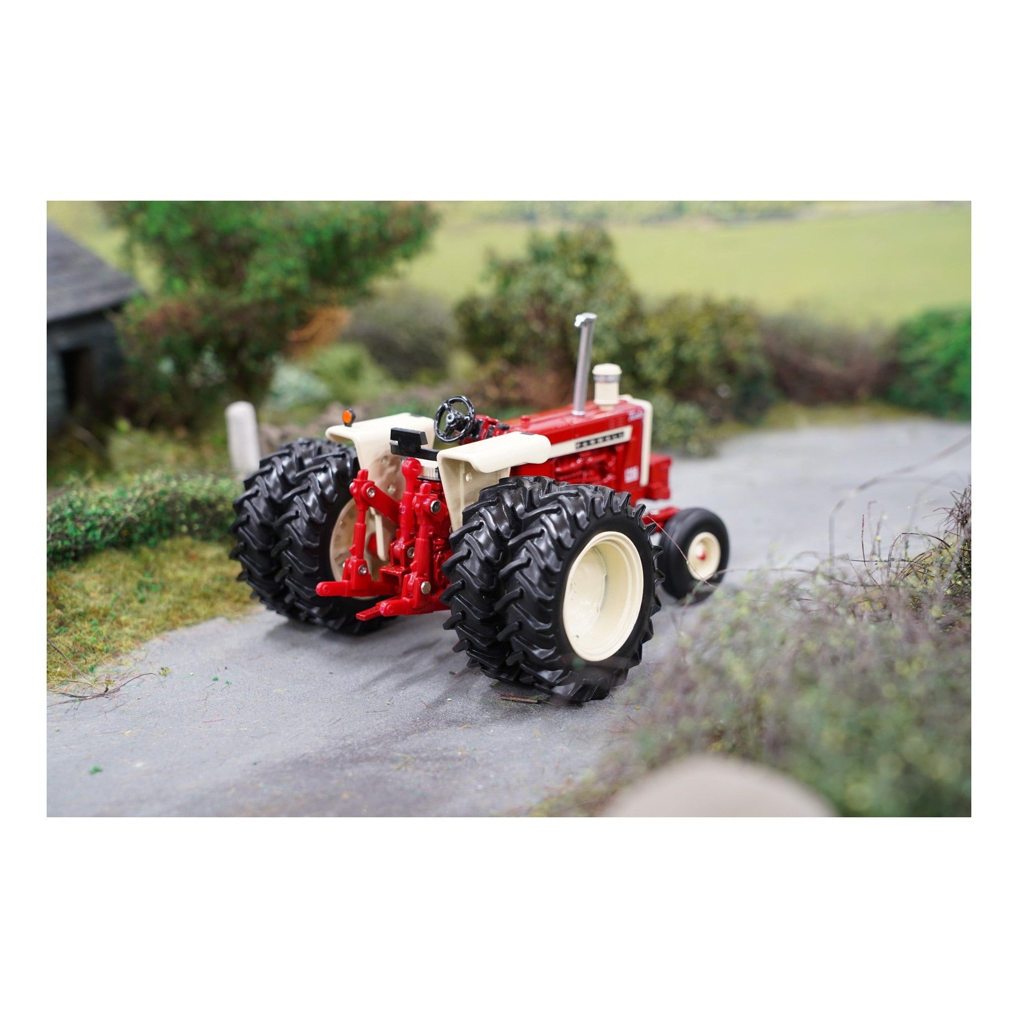 Britains Case IH Farmall 1206 Tractor 1:32 Scale