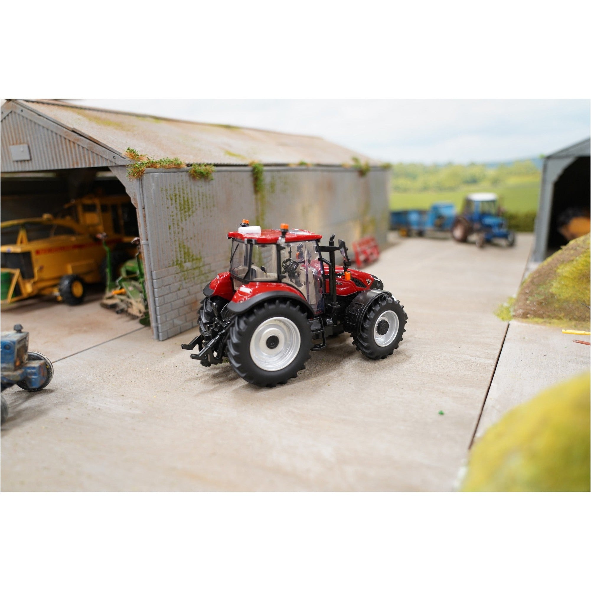Britains Case IH Farmall 120C 1:32 Scale Model Tractor