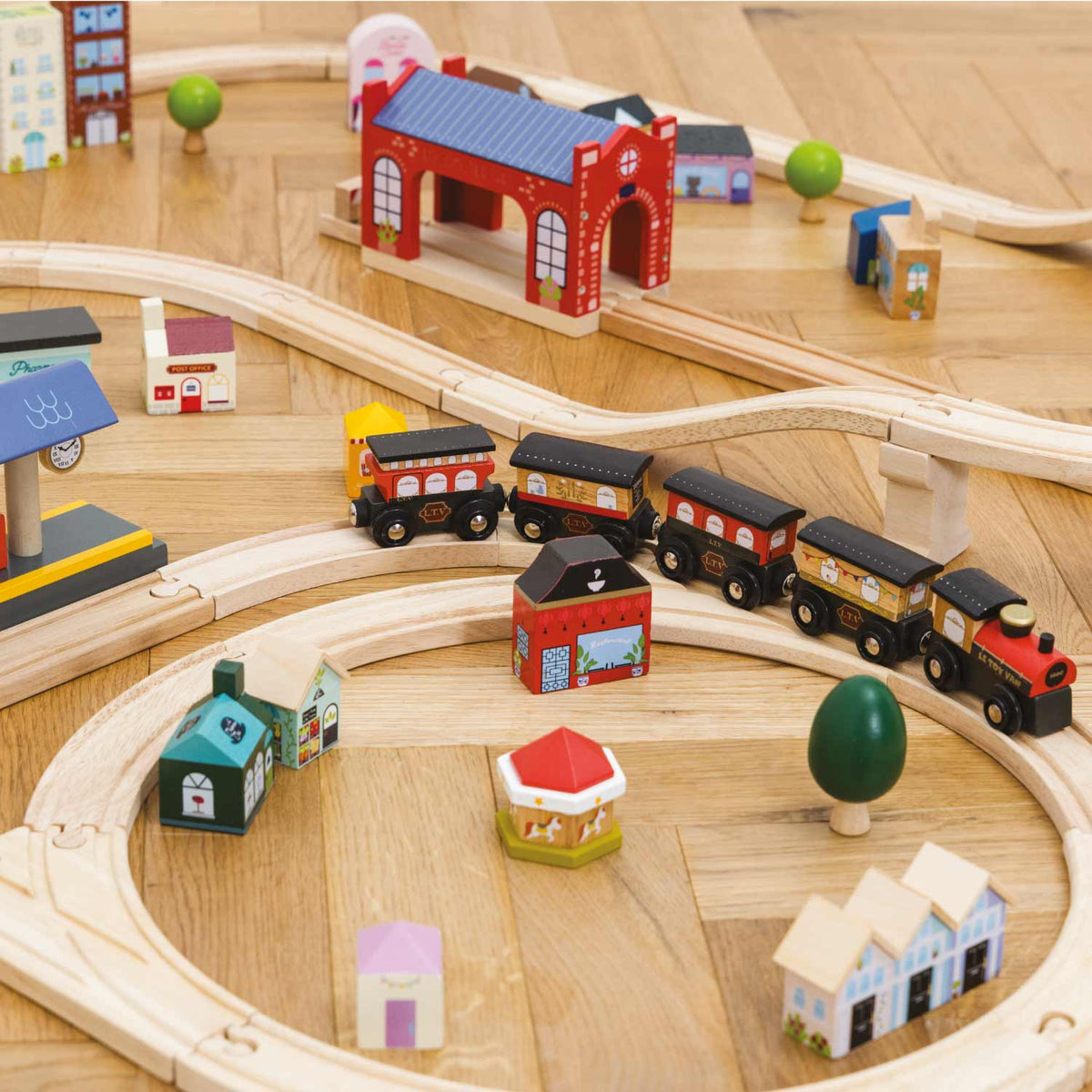 Le Toy Van London City Wooden Train Set 120 Pieces
