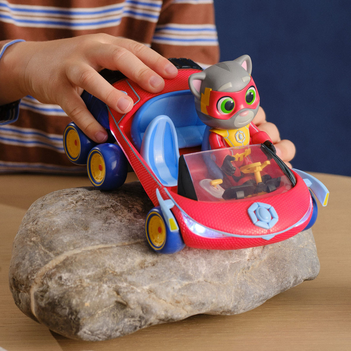 Talking Tom Heroes Suddenly Super 4-Inch Tom Figure and Car Set 4897147660091